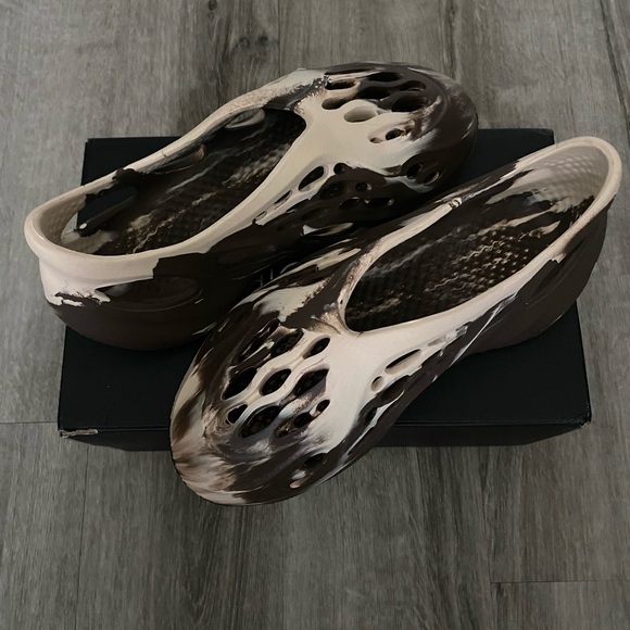 Fashion Nova unisex slides - Picture 4 of 5